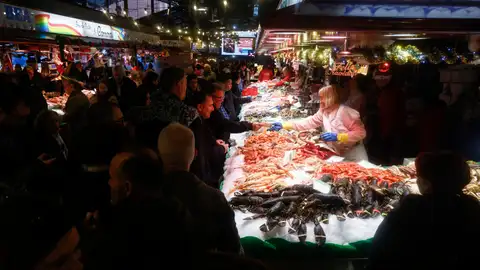 Aspecto del mercado de la Boquería de Barcelona en Nochebuena. Aspecto del mercado de la Boquería de Barcelona en Nochebuena.