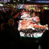 Aspecto del mercado de la Boquería de Barcelona en Nochebuena. Aspecto del mercado de la Boquería de Barcelona en Nochebuena.