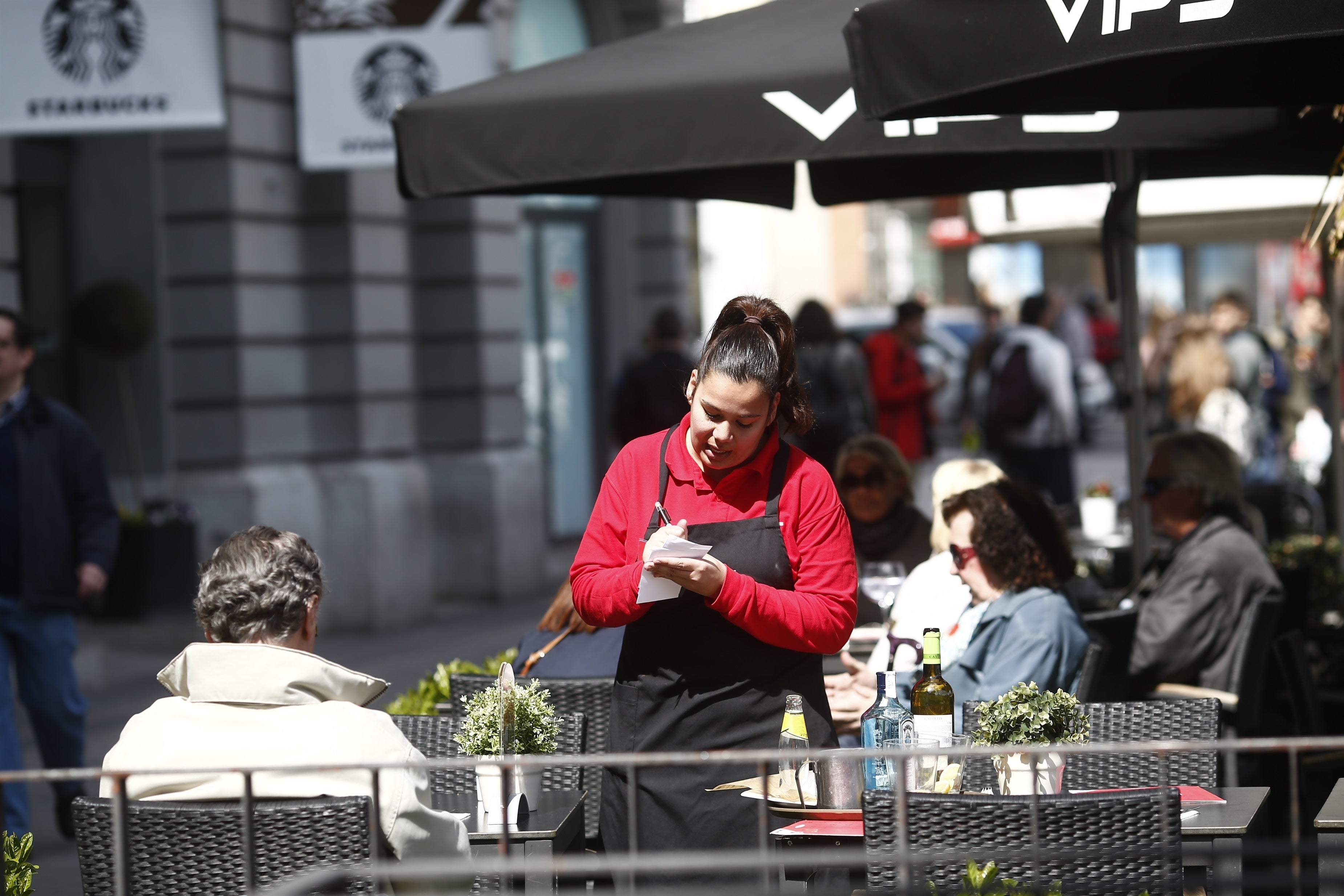 La “estafa del bolso rosa” pone en jaque a la hostelería de Granada: cenas completas y huidas sin pagar La “estafa del bolso rosa” pone en jaque a la hostelería de Granada: cenas completas y huidas sin pagar