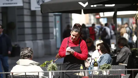 La “estafa del bolso rosa” pone en jaque a la hostelería de Granada: cenas completas y huidas sin pagar La “estafa del bolso rosa” pone en jaque a la hostelería de Granada: cenas completas y huidas sin pagar