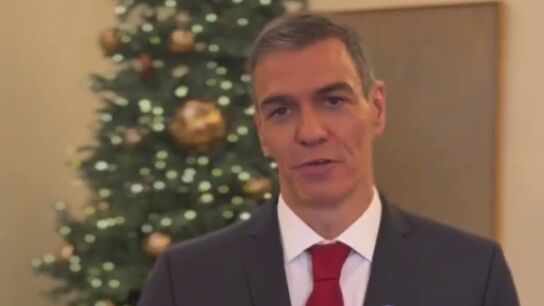 Las felicitaciones navide&ntilde;as del Gobierno: el inclusivo mensaje de S&aacute;nchez o la postal de Puente con IA