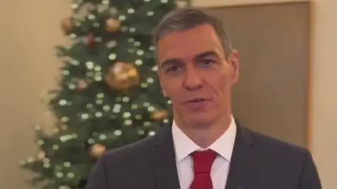 Las felicitaciones navideñas del Gobierno: el inclusivo mensaje de Sánchez o la postal de Puente con IA Las felicitaciones navideñas del Gobierno: el inclusivo mensaje de Sánchez o la postal de Puente con IA