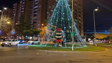 Usuarios de Cadis se suman a la decoración navideña de Huesca poniendo color a varias coníferas Usuarios de Cadis se suman a la decoración navideña de Huesca poniendo color a varias coníferas