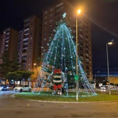 Usuarios de Cadis se suman a la decoración navideña de Huesca poniendo color a varias coníferas Usuarios de Cadis se suman a la decoración navideña de Huesca poniendo color a varias coníferas