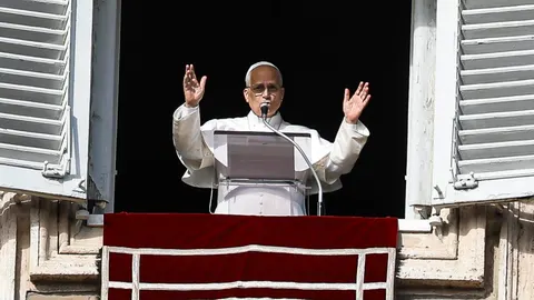 El papa León XIV desde el balcón de la Basílica de San Pedro en la misa de Navidad