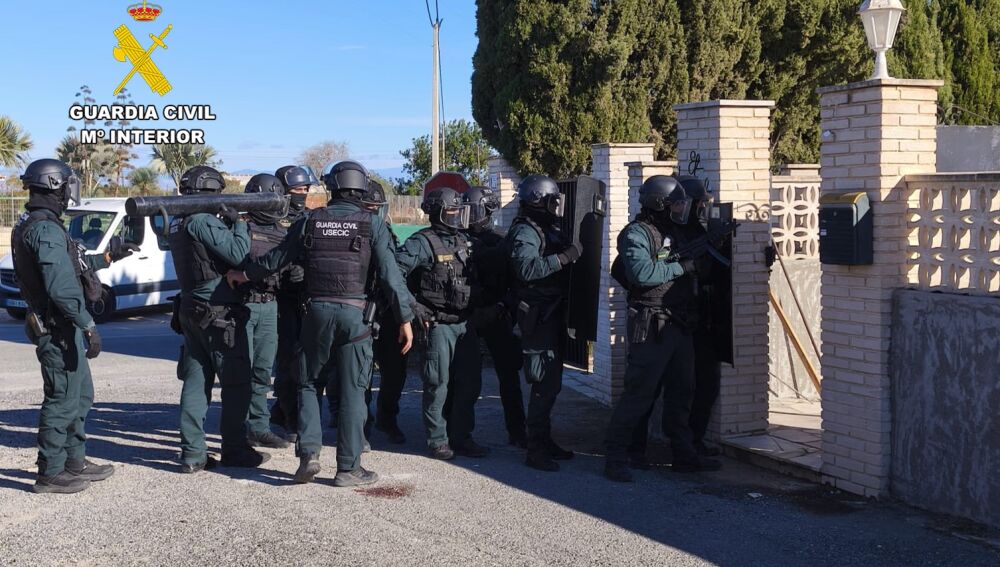 Agentes de la Guardia Civil en el momento de acceder a la vivienda de Elche.