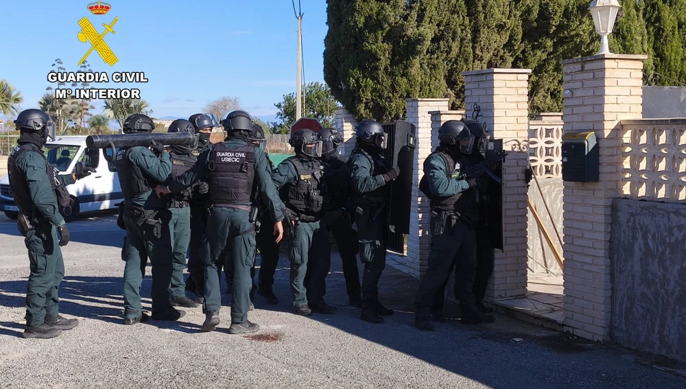 Agentes de la Guardia Civil en el momento de acceder a la vivienda de Elche. Agentes de la Guardia Civil en el momento de acceder a la vivienda de Elche.