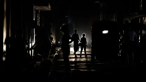 Fotografía de archivo fechada el 11 de septiembre de 2025 de personas caminando por una calle oscura en La Habana (Cuba) Fotografía de archivo fechada el 11 de septiembre de 2025 de personas caminando por una calle oscura en La Habana (Cuba)