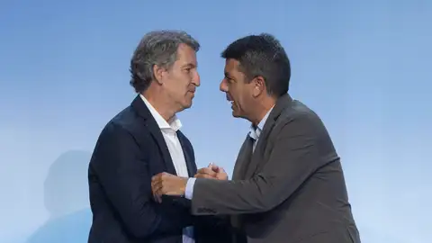 El presidente del PP, Alberto Núñez Feijóo, saluda al president de Valencia Carlos Mazon El presidente del PP, Alberto Núñez Feijóo, saluda al president de Valencia Carlos Mazon