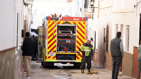 un bombero recoge la manguera en la calle San Rafael donde ha ocurrido le siniestro. un bombero recoge la manguera en la calle San Rafael donde ha ocurrido le siniestro.