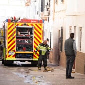  un bombero recoge la manguera en la calle San Rafael donde ha ocurrido le siniestro. 