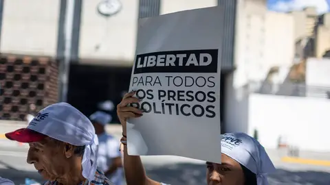 Una persona sostiene un cartel durante una manifestación para exigir la liberación de los presos políticos en Venezuela. Una persona sostiene un cartel durante una manifestación para exigir la liberación de los presos políticos en Venezuela.