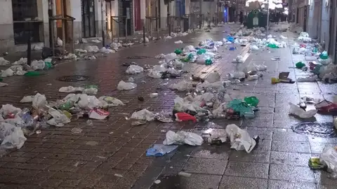 Restos del botellón vivido en la 'Tardebuena' de 2025 en Santander Restos del botellón vivido en la 'Tardebuena' de 2025 en Santander