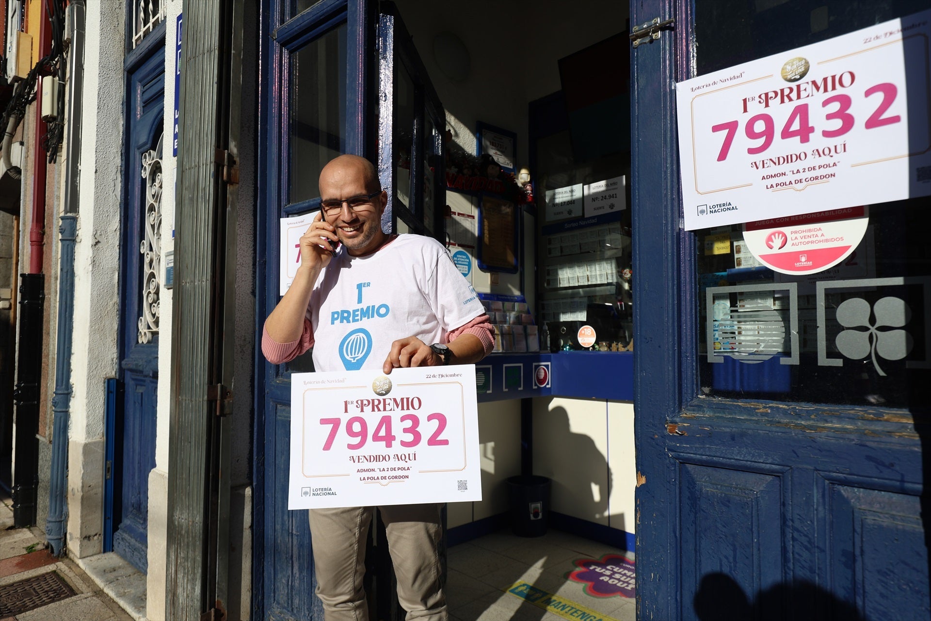Empleados de la administración situada en la calle Constitución, 102, celebran que han vendido parte del número 79432 correspondiente al ‘Gordo’ del Sorteo Extraordinario de la Lotería de Navidad 2025, a 22 de diciembre de 2025, en La Pola de Gordón Empleados de la administración situada en la calle Constitución, 102, celebran que han vendido parte del número 79432 correspondiente al ‘Gordo’ del Sorteo Extraordinario de la Lotería de Navidad 2025, a 22 de diciembre de 2025, en La Pola de Gordón