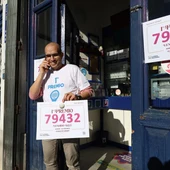 Empleados de la administración situada en la calle Constitución, 102, celebran que han vendido parte del número 79432 correspondiente al ‘Gordo’ del Sorteo Extraordinario de la Lotería de Navidad 2025, a 22 de diciembre de 2025, en La Pola de Gordón Empleados de la administración situada en la calle Constitución, 102, celebran que han vendido parte del número 79432 correspondiente al ‘Gordo’ del Sorteo Extraordinario de la Lotería de Navidad 2025, a 22 de diciembre de 2025, en La Pola de Gordón
