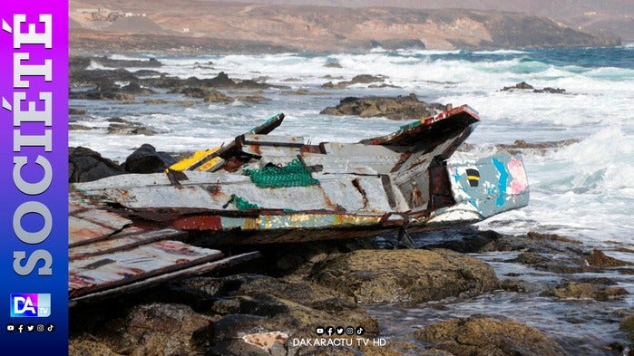 Imagen del cayuco que naufragó frente a Senegal emitida por la televisión senegalesa Dakaractu Imagen del cayuco que naufragó frente a Senegal emitida por la televisión senegalesa Dakaractu