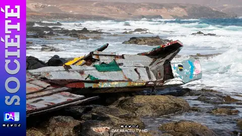 Imagen del cayuco que naufragó frente a Senegal emitida por la televisión senegalesa Dakaractu Imagen del cayuco que naufragó frente a Senegal emitida por la televisión senegalesa Dakaractu