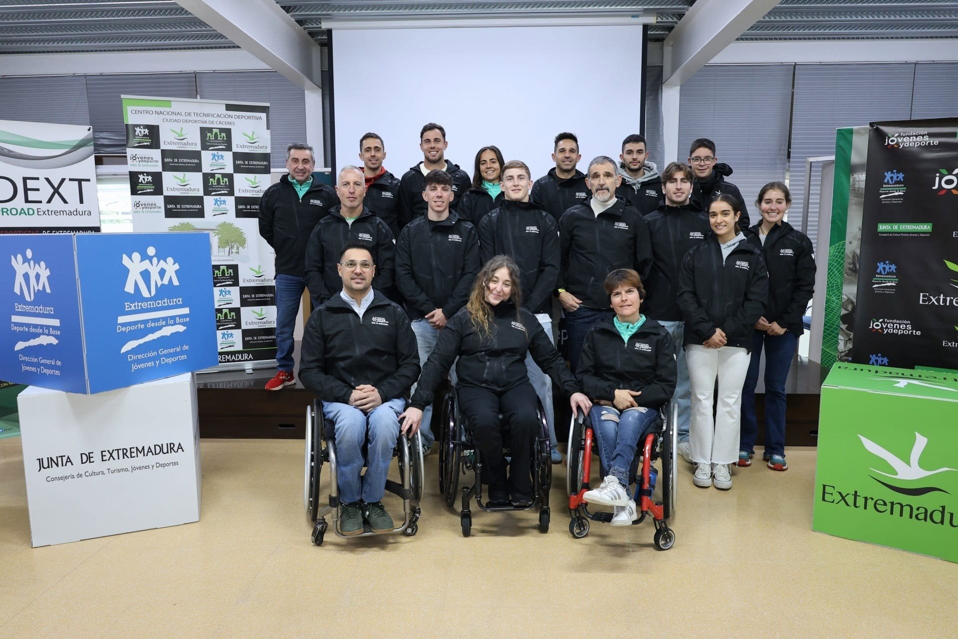 Una veintena de deportistas extremeños participan en la Ciudad Deportiva de Cáceres en el encuentro anual con la Junta Una veintena de deportistas extremeños participan en la Ciudad Deportiva de Cáceres en el encuentro anual con la Junta