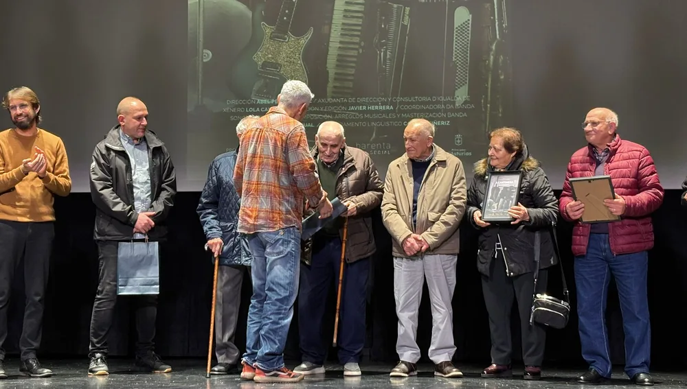 Manuel recibiendo el cartel del documental encuadrado, gentiliza de la productora. Manuel recibiendo el cartel del documental encuadrado, gentiliza de la productora.