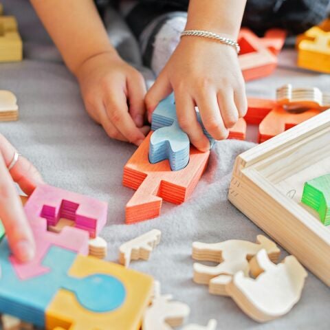 Un ni&ntilde;o jugando con sus juguetes/ Pexels