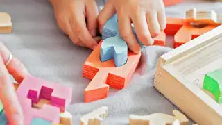 Un niño jugando con sus juguetes Un niño jugando con sus juguetes/ Pexels