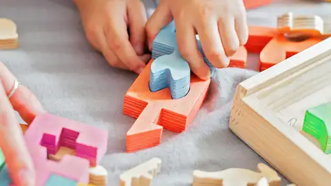 Un niño jugando con sus juguetes Un niño jugando con sus juguetes/ Pexels