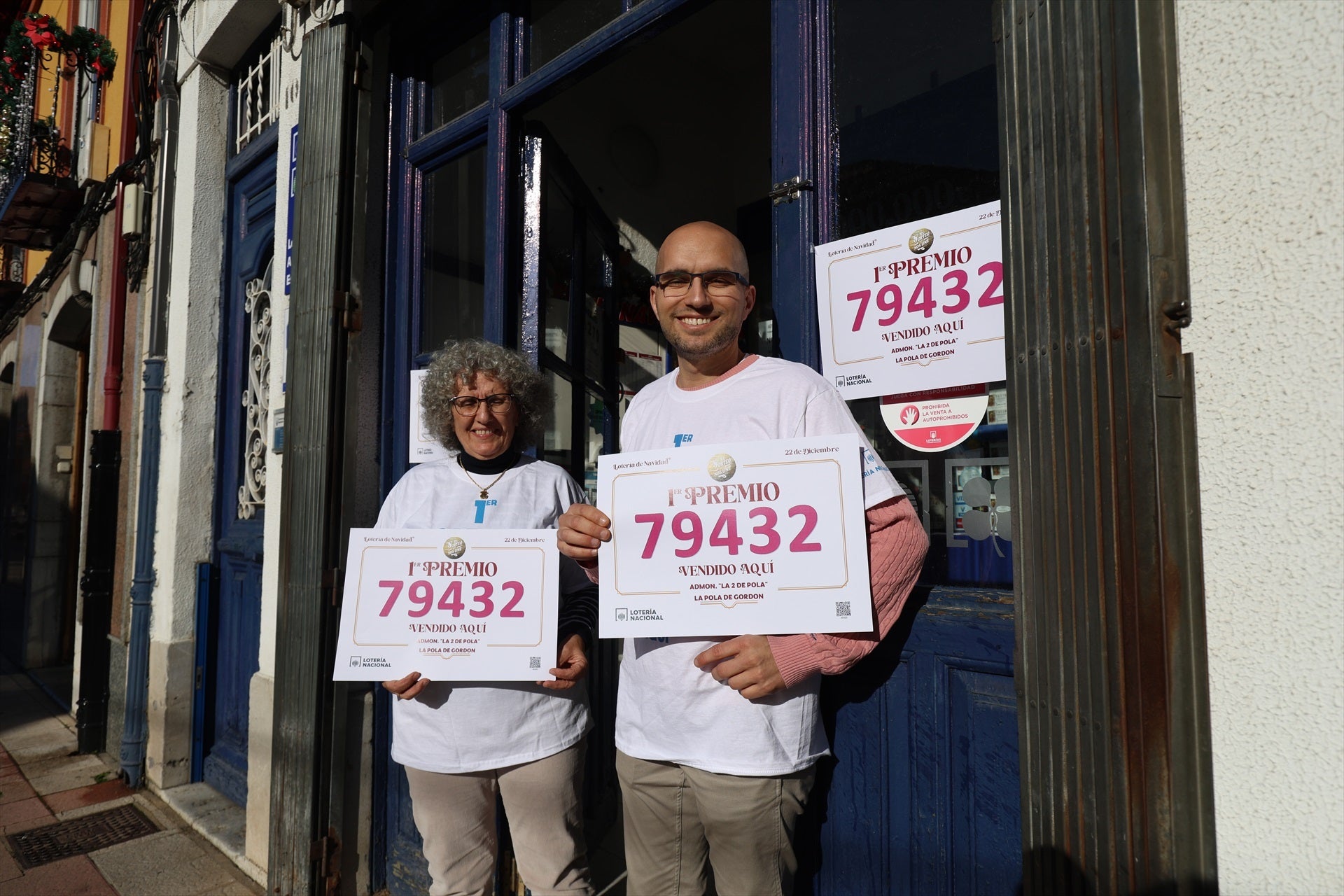 Empleados de la administración situada en la calle Constitución, 102, celebran que han vendido parte del número 79432 correspondiente al ‘Gordo’ en La Pola de Gordón. Empleados de la administración situada en la calle Constitución, 102, celebran que han vendido parte del número 79432 correspondiente al ‘Gordo’ en La Pola de Gordón.