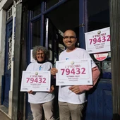Empleados de la administración situada en la calle Constitución, 102, celebran que han vendido parte del número 79432 correspondiente al ‘Gordo’ en La Pola de Gordón. Empleados de la administración situada en la calle Constitución, 102, celebran que han vendido parte del número 79432 correspondiente al ‘Gordo’ en La Pola de Gordón.