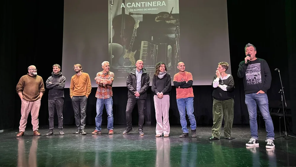 Equipo al completo de la elaboración del documental. Equipo al completo de la elaboración del documental.