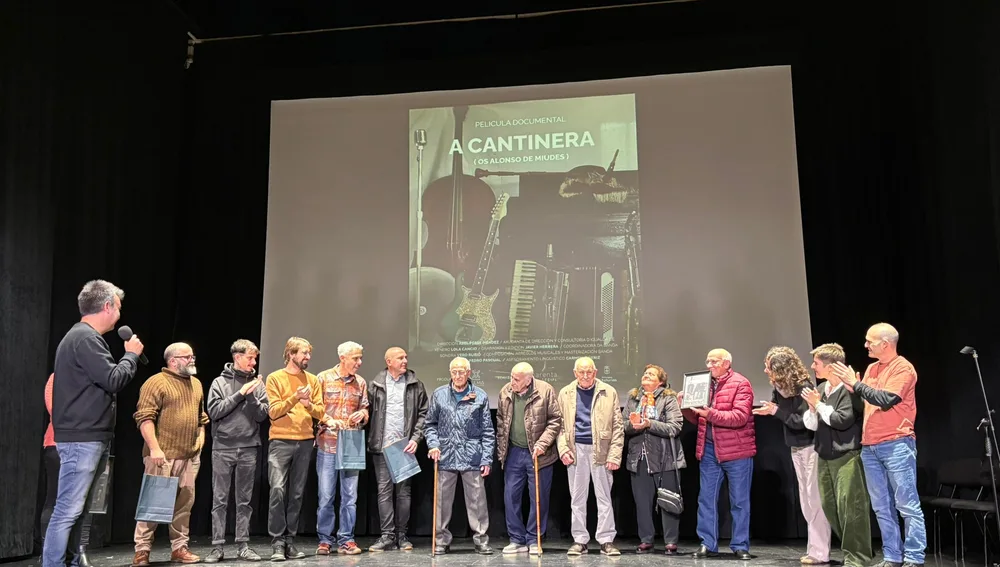 Momento final con los protagonistas sobre el escenario. Momento final con los protagonistas sobre el escenario.