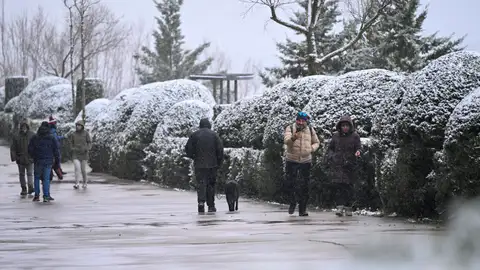 Varias personas pasean por el paisaje nevado en Morella. Varias personas pasean por el paisaje nevado en Morella.