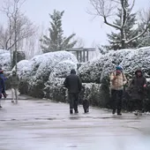 Varias personas pasean por el paisaje nevado en Morella. Varias personas pasean por el paisaje nevado en Morella.