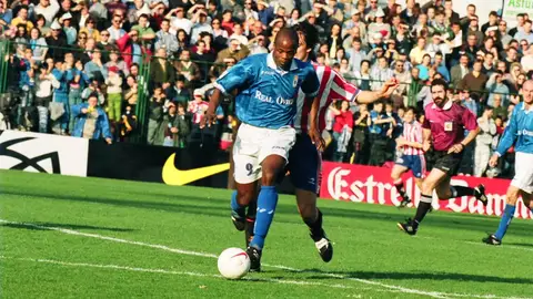 Dely Valdés conduce el balón en un partido contra el Sporting Dely Valdés conduce el balón en un partido contra el Sporting