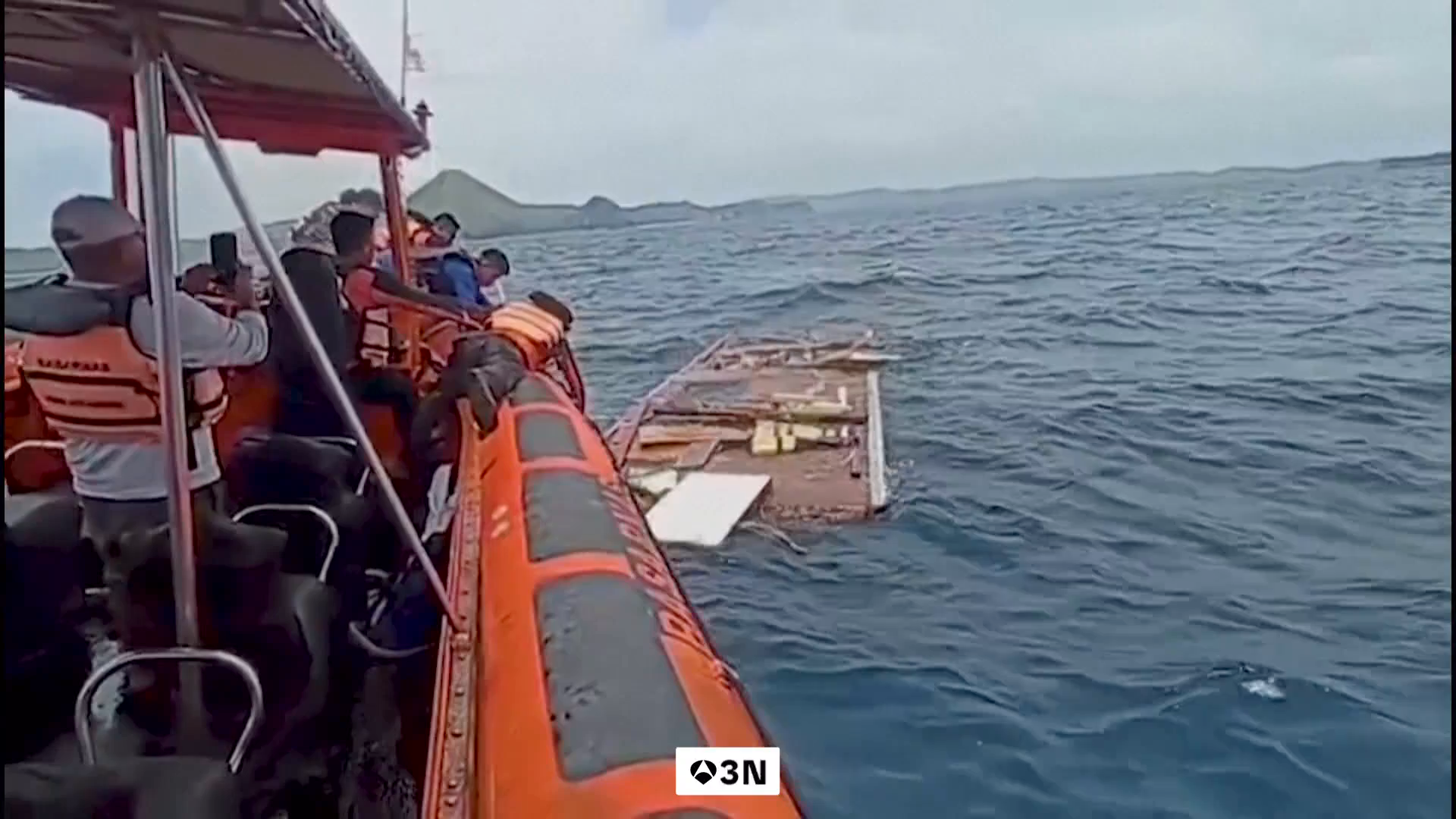 El abuelo de la familia desaparecida en Indonesia relata las horas críticas de la búsqueda: "Su obsesión es que aparezcan los cuerpos" El abuelo de la familia desaparecida en Indonesia relata las horas críticas de la búsqueda: "Su obsesión es que aparezcan los cuerpos"