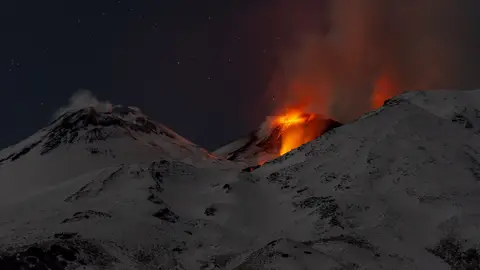 El volcán Etna en erupción y la montaña nevada El volcán Etna en erupción y la montaña nevada