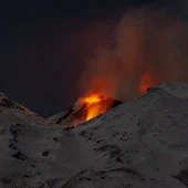 El volcán Etna en erupción y la montaña nevada El volcán Etna en erupción y la montaña nevada