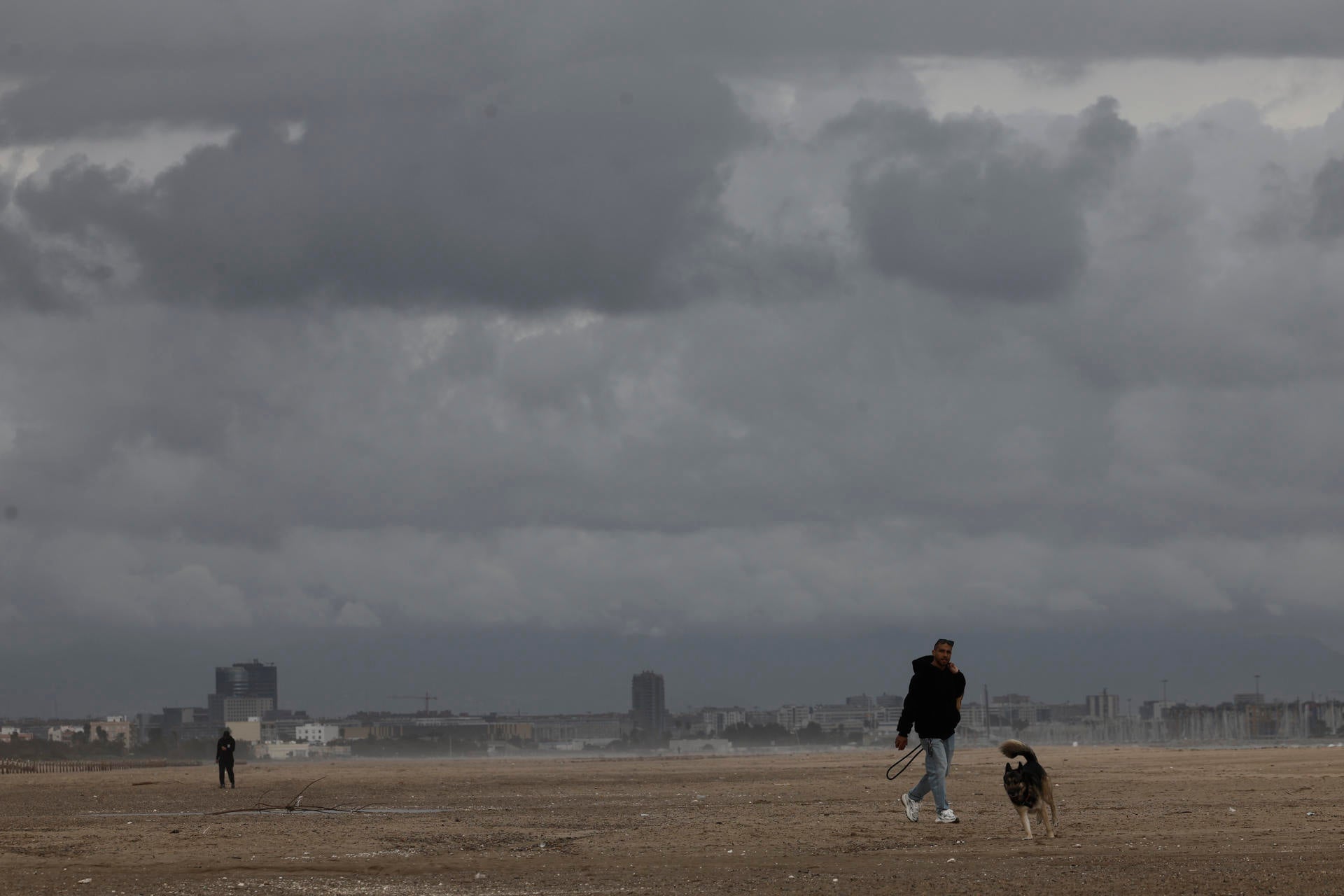 Bernabé pide "muchísima precaución" por el temporal de lluvias que afecta a Valencia: "Hay posibilidad de crecidas repentinas" Bernabé pide "muchísima precaución" por el temporal de lluvias que afecta a Valencia: "Hay posibilidad de crecidas repentinas"