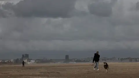 Estado del cielo desde la playa de El Saler, en Valencia Estado del cielo desde la playa de El Saler, en Valencia