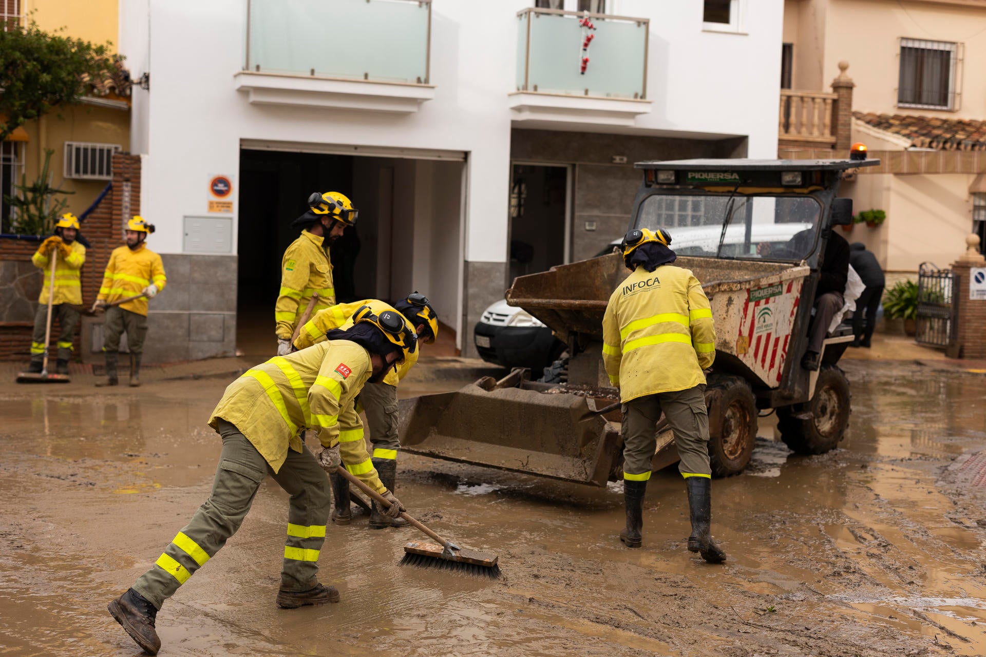 Un muerto y dos desaparecidos en Andalucía por el temporal que también azota Valencia Un muerto y dos desaparecidos en Andalucía por el temporal que también azota Valencia