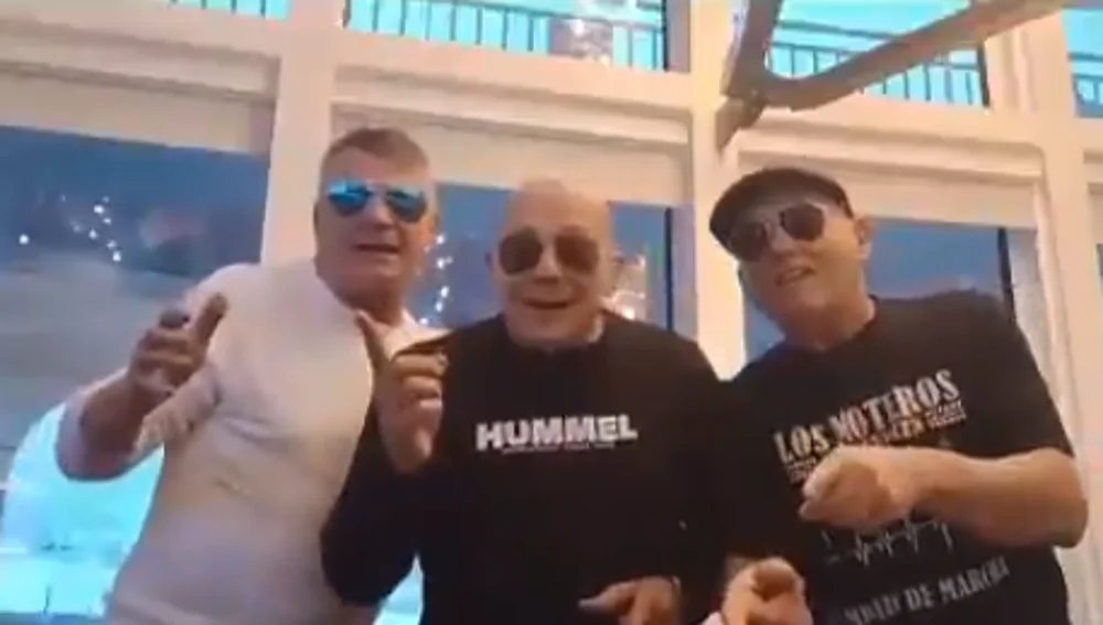 Captura de pantalla del vídeo en el que el concejal del PSOE de Martos entona cánticos machistas Captura de pantalla del vídeo en el que el concejal del PSOE de Martos entona cánticos machistas