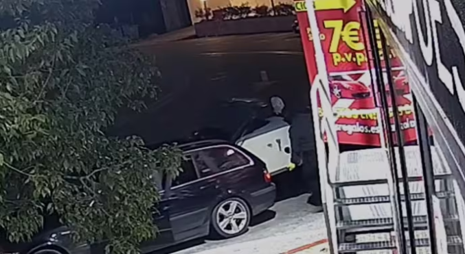 Roban la caja fuerte del sorteo del Camión de los Regalos con papeletas y 60.000 euros: "Sabíamos que este día iba a llegar" Roban la caja fuerte del sorteo del Camión de los Regalos con papeletas y 60.000 euros: "Sabíamos que este día iba a llegar"