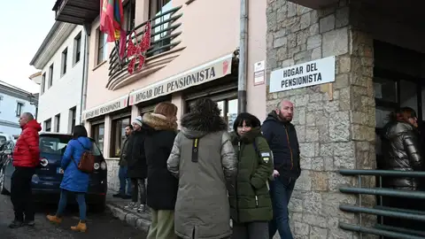 Momento de la reunión en Villamanin (León) tras la polémica por la venta de papeletas del Gordo de la Lotería. Momento de la reunión en Villamanin (León) tras la polémica por la venta de papeletas del Gordo de la Lotería.