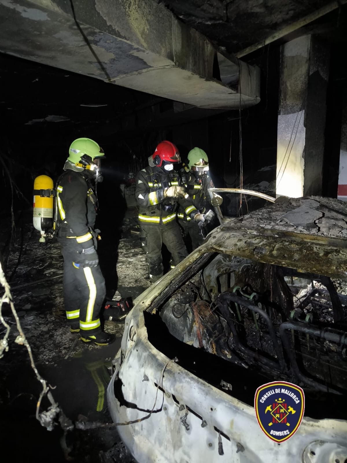 Los técnicos del Ayuntamiento de Sant Llorenç apuntalan el edificio afectado por el incendio de este sábado en Sa Coma Los técnicos del Ayuntamiento de Sant Llorenç apuntalan el edificio afectado por el incendio de este sábado en Sa Coma