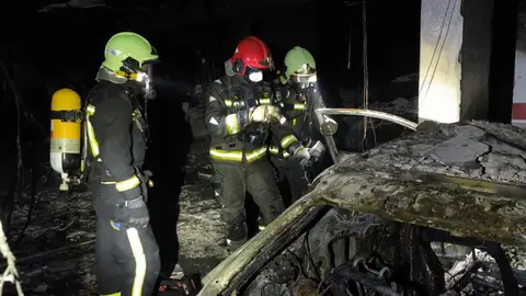 Los técnicos del Ayuntamiento de Sant Llorenç apuntalan el edificio afectado por el incendio de este sábado en Sa Coma Los técnicos del Ayuntamiento de Sant Llorenç apuntalan el edificio afectado por el incendio de este sábado en Sa Coma