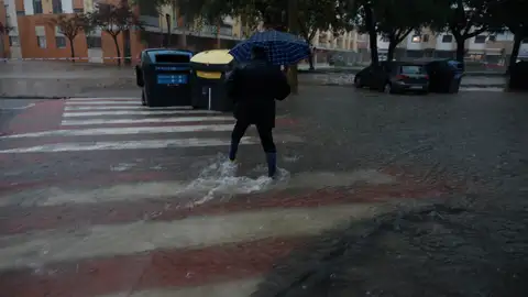Una persona cruzaba una calle anegada en la localidad de l'Alcúdia (Valencia) este domingo. Una persona cruzaba una calle anegada en la localidad de l'Alcúdia (Valencia) este domingo.