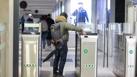 Imagen de un usuario que accede al transporte público en Madrid. Imagen de un usuario que accede al transporte público en Madrid.