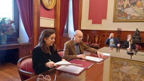 Inés Rey y Francisco Jorquera firmando el acuerdo de presupuestos para 2026 en A Coruña Inés Rey y Francisco Jorquera firmando el acuerdo de presupuestos para 2026 en A Coruña