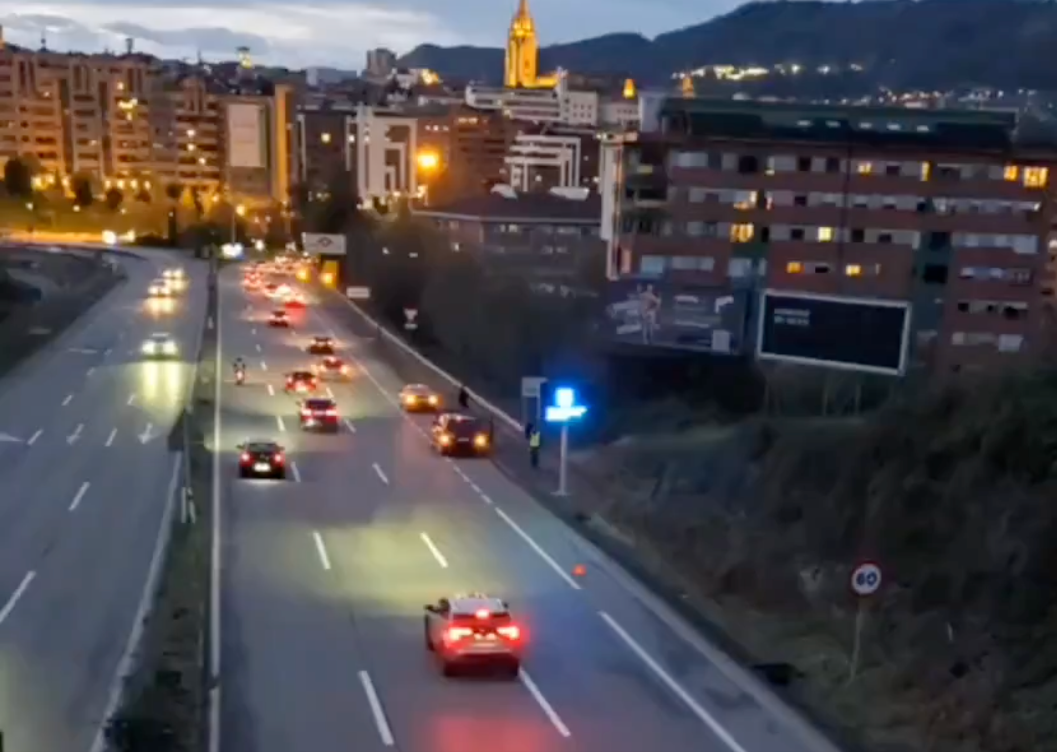 El vídeo viral de cómo se ve en carretera la baliza frente a los triángulos: "Una imagen vale más que mil palabras" El vídeo viral de cómo se ve en carretera la baliza frente a los triángulos: "Una imagen vale más que mil palabras"