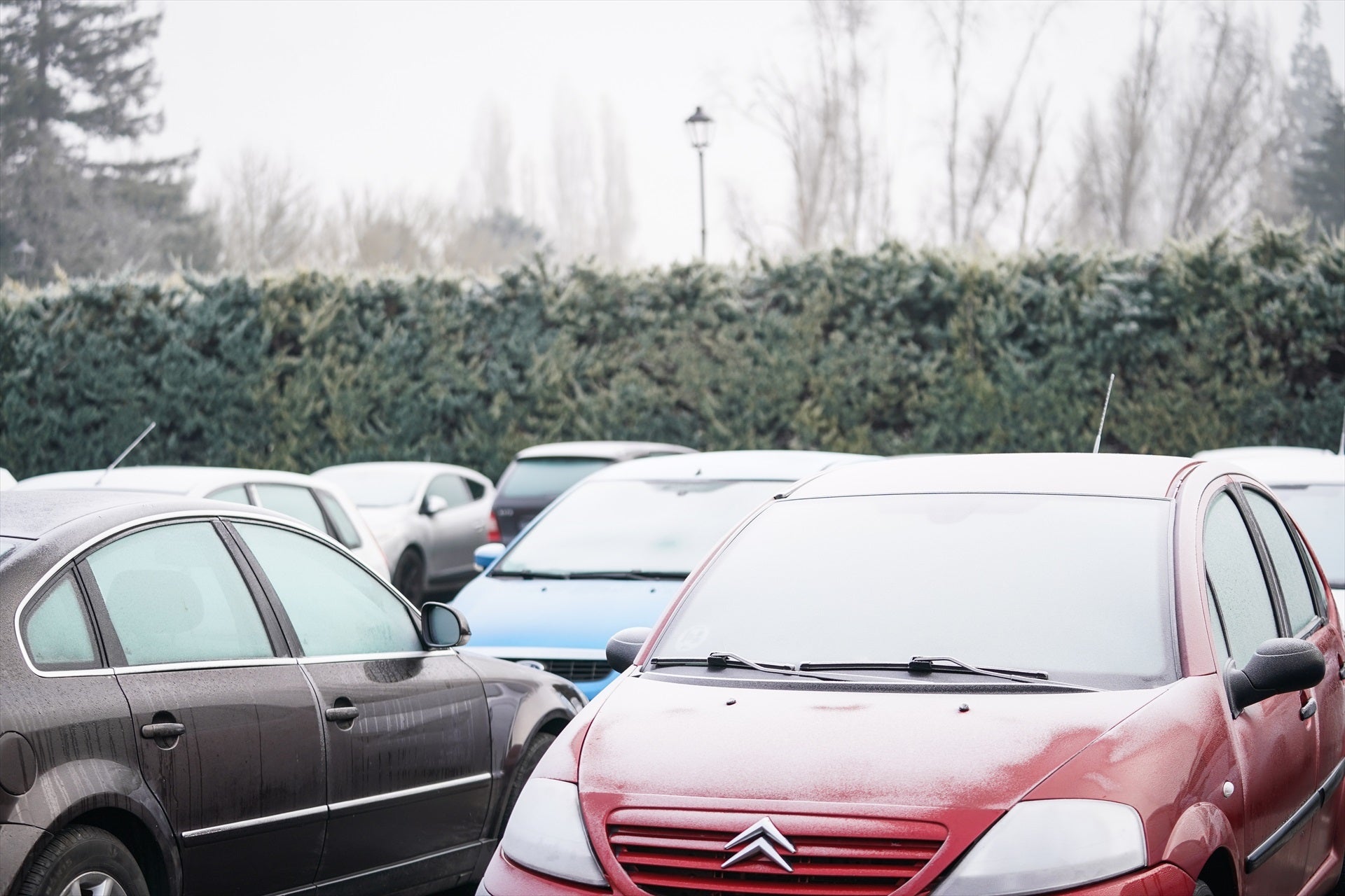Heladas en los parabrisas de varios coches en Vitoria-Gasteiz, Álava, País Vasco (España). Heladas en los parabrisas de varios coches en Vitoria-Gasteiz, Álava, País Vasco (España).