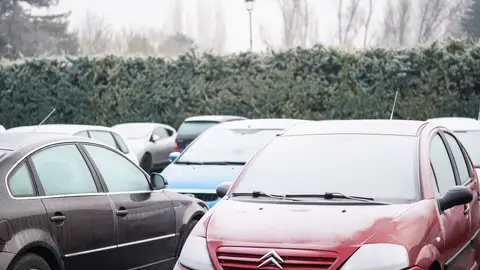 Heladas en los parabrisas de varios coches en Vitoria-Gasteiz, Álava, País Vasco (España). Heladas en los parabrisas de varios coches en Vitoria-Gasteiz, Álava, País Vasco (España).